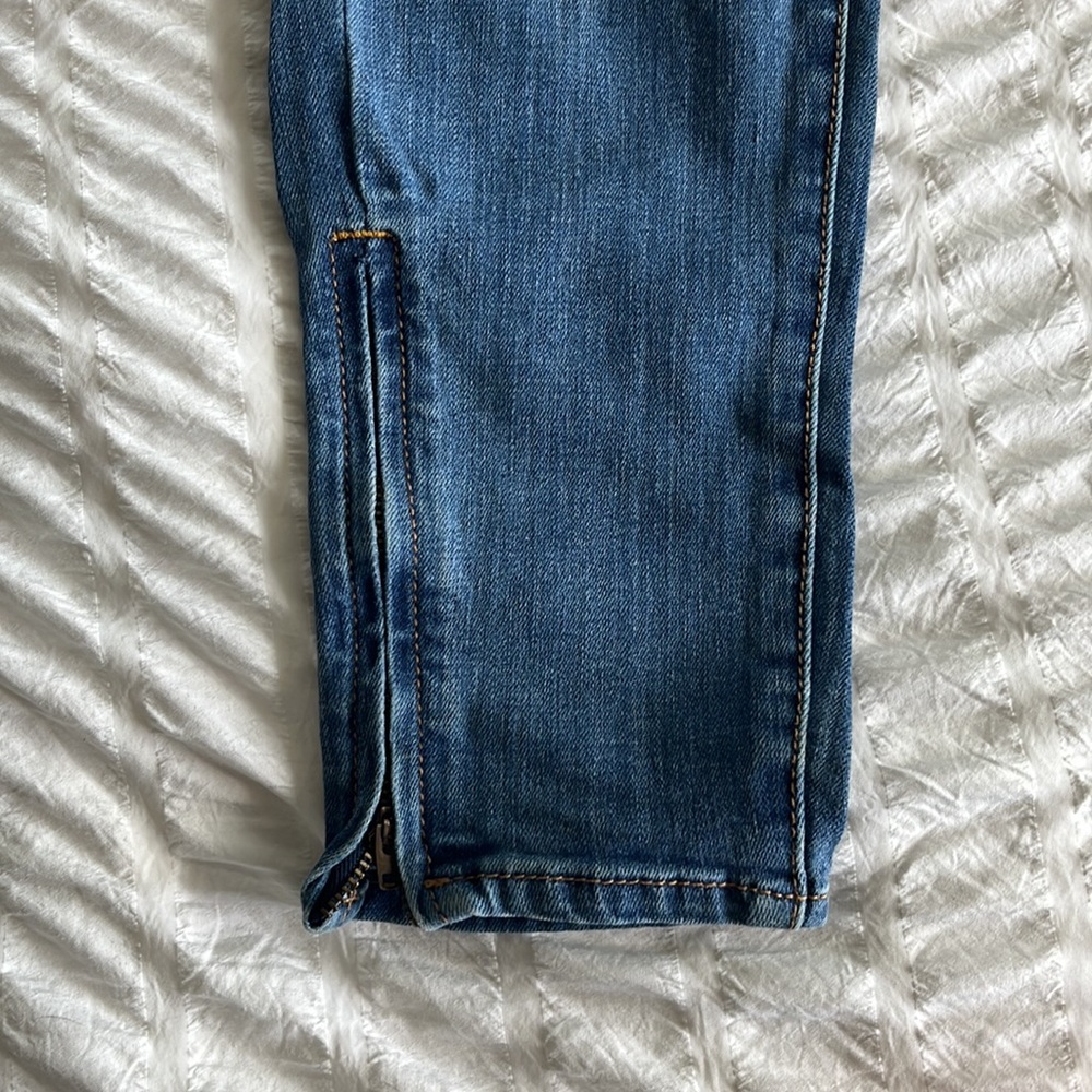American Eagle Ripped Jeggings - Picture 2 of 3